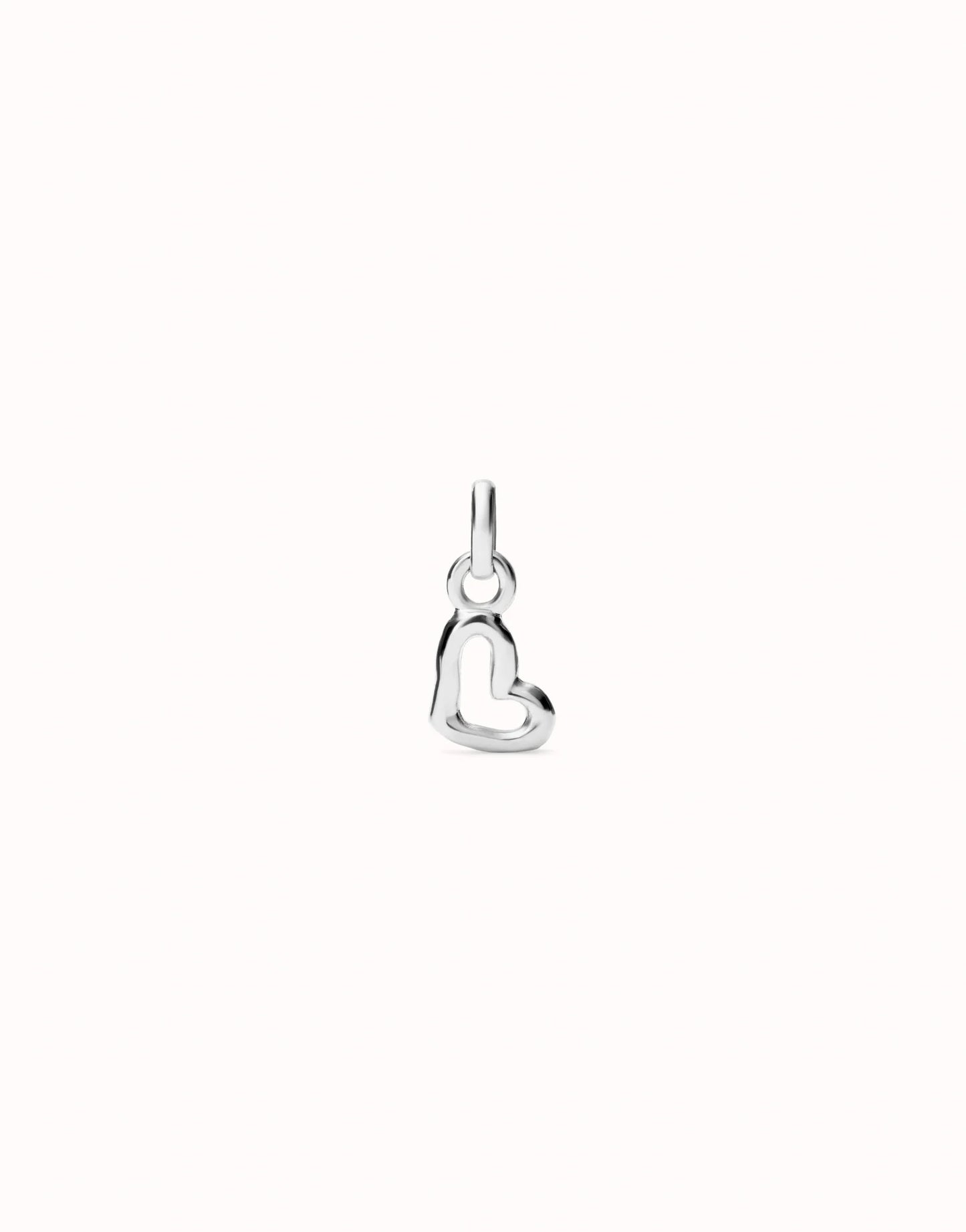 Uno de 50 Sterling silver-plated heart-shaped charm.