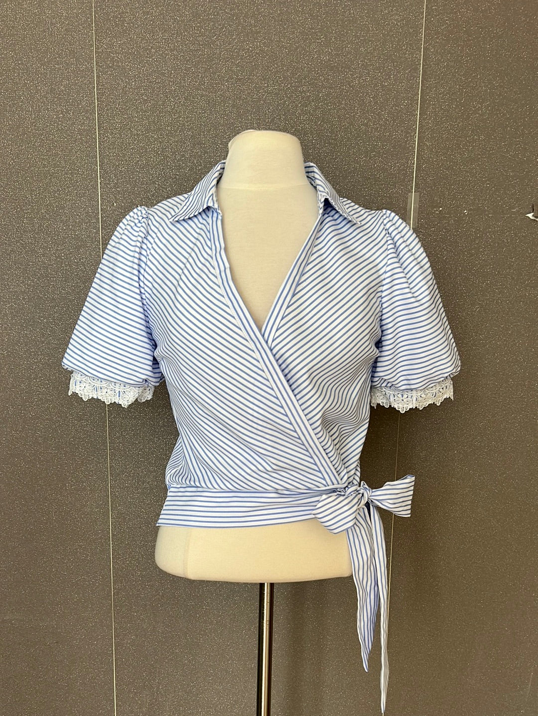 BLUE AND WHITE STRIPES BLOUSE