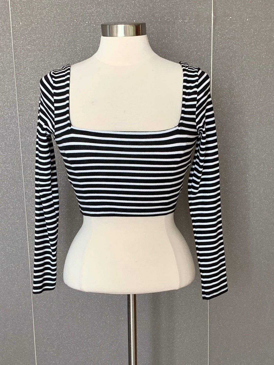 BLACK AND WHITE STRIPES LONG SLEEVE TOP